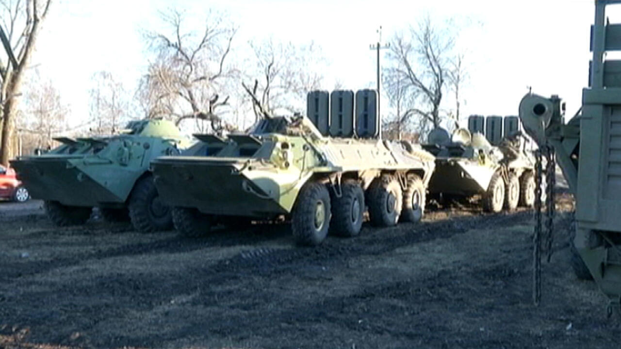 Char Qui Ecrase Une Voiture En Ukraine L'armée ukrainienne déploie ses blindés près de la frontière russe